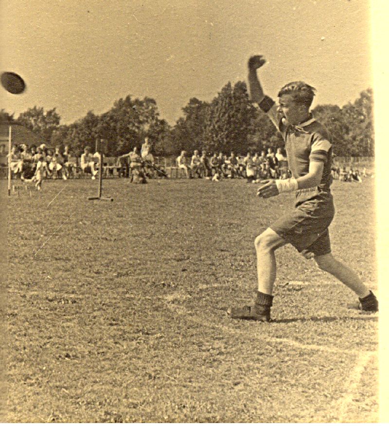47, Hawes Down sports day, help needed with names and year.jpg